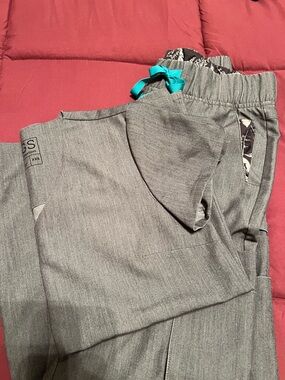 FIGS Scrub Set - Graphite Grey Top and Bottoms